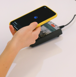 une personne paye avec son téléphone